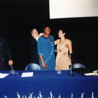 Entrega do colar de Chanceler da universidade à Governadora Benedita da Silva. Acervo Iconográfico João Vitalino